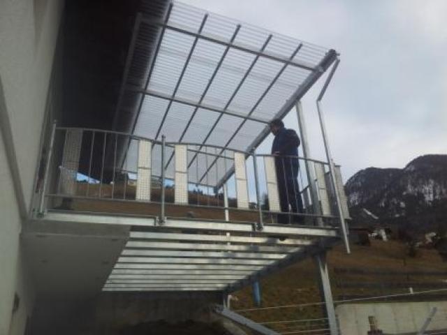 Balkonüberdachung aus Stahl verzinkt und Wellacrylplatten.
